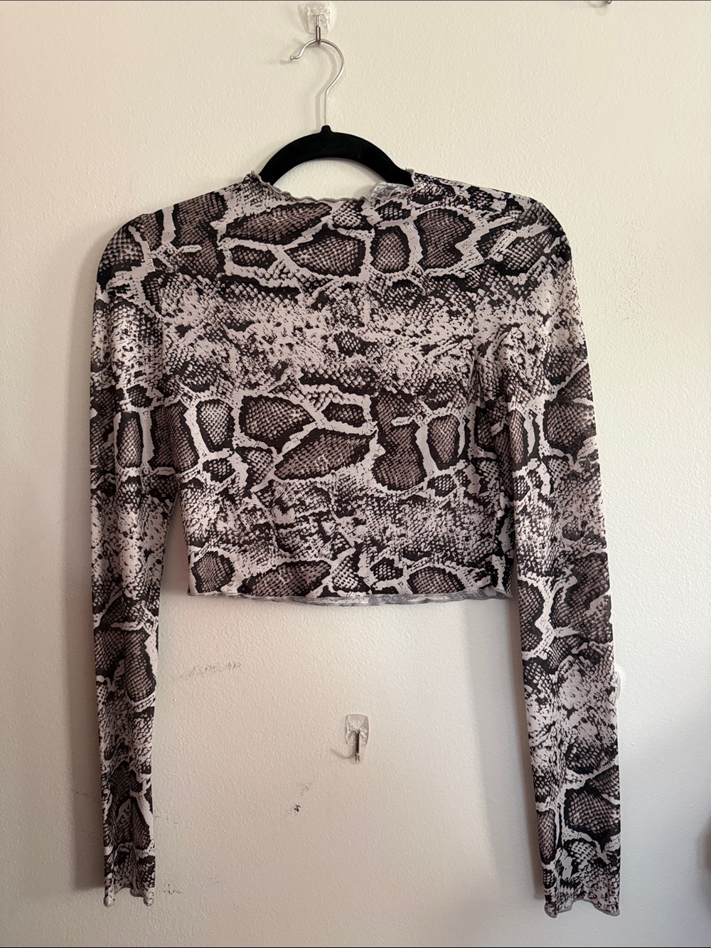 SHEIN Black & White Snake-Print Long Sleeve Crop Top